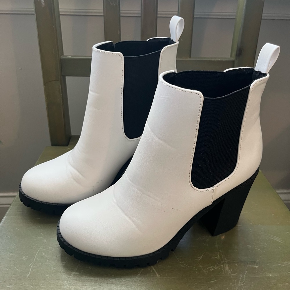 Stylish White and Black Ankle Boots, worn only once ! Size women’s 7.5